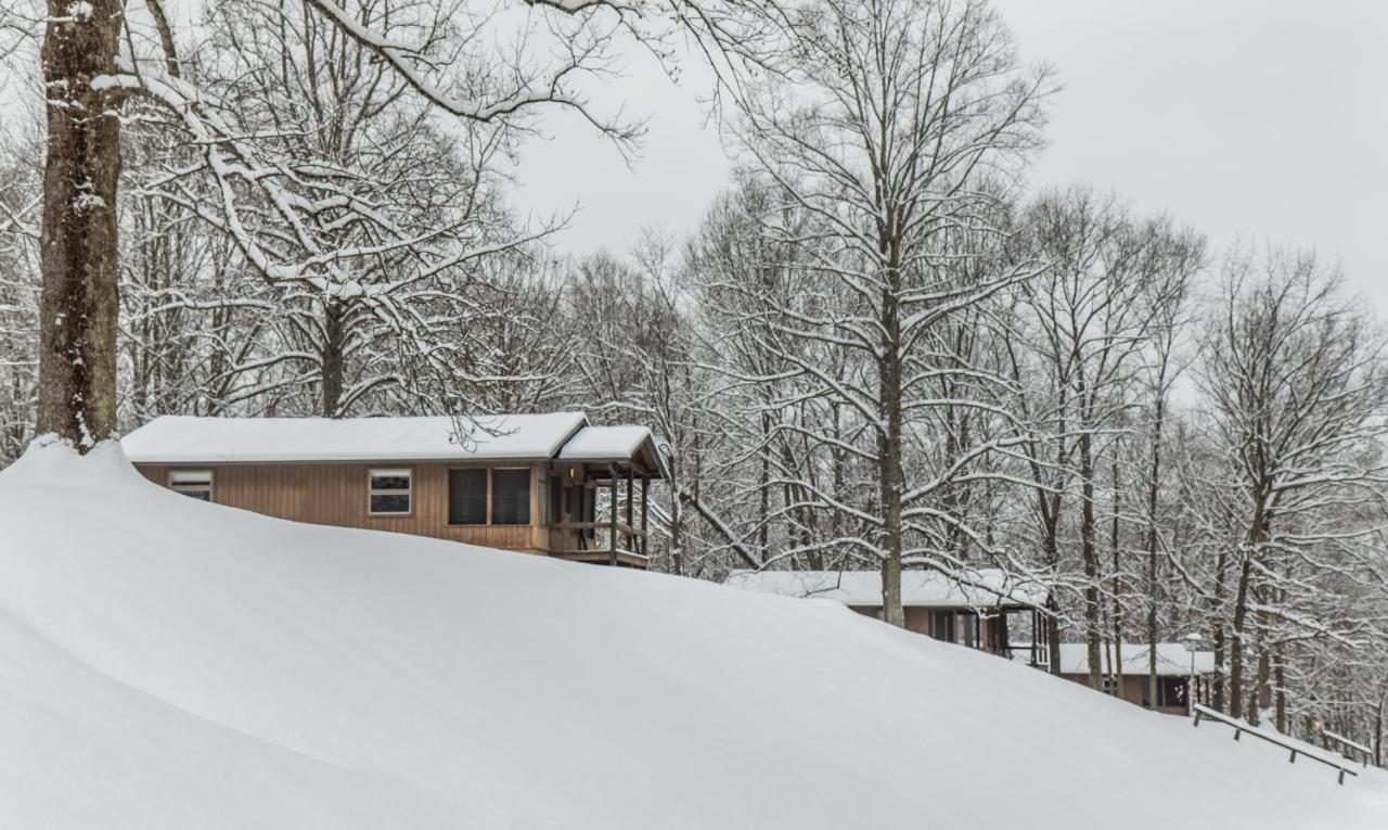 Burr Oak Lodge And Conference Center Glouster Extérieur photo