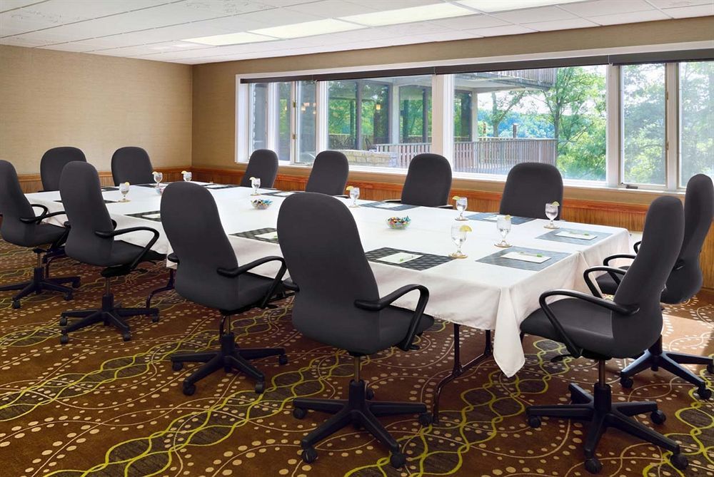 Burr Oak Lodge And Conference Center Glouster Extérieur photo