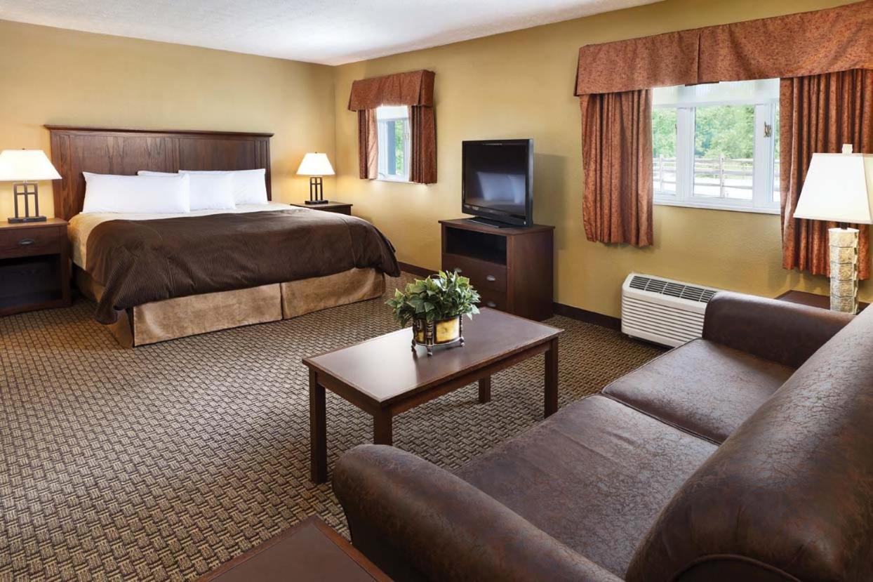 Burr Oak Lodge And Conference Center Glouster Extérieur photo