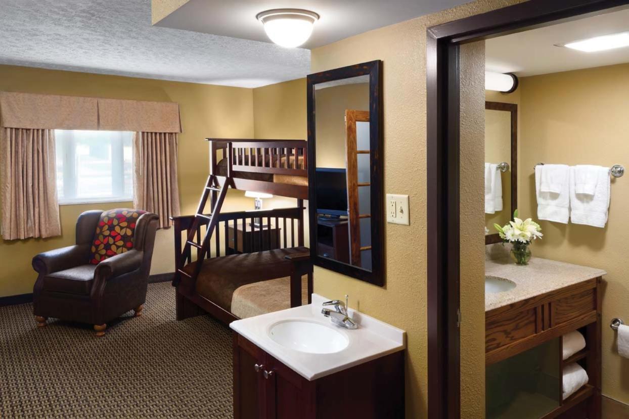 Burr Oak Lodge And Conference Center Glouster Extérieur photo