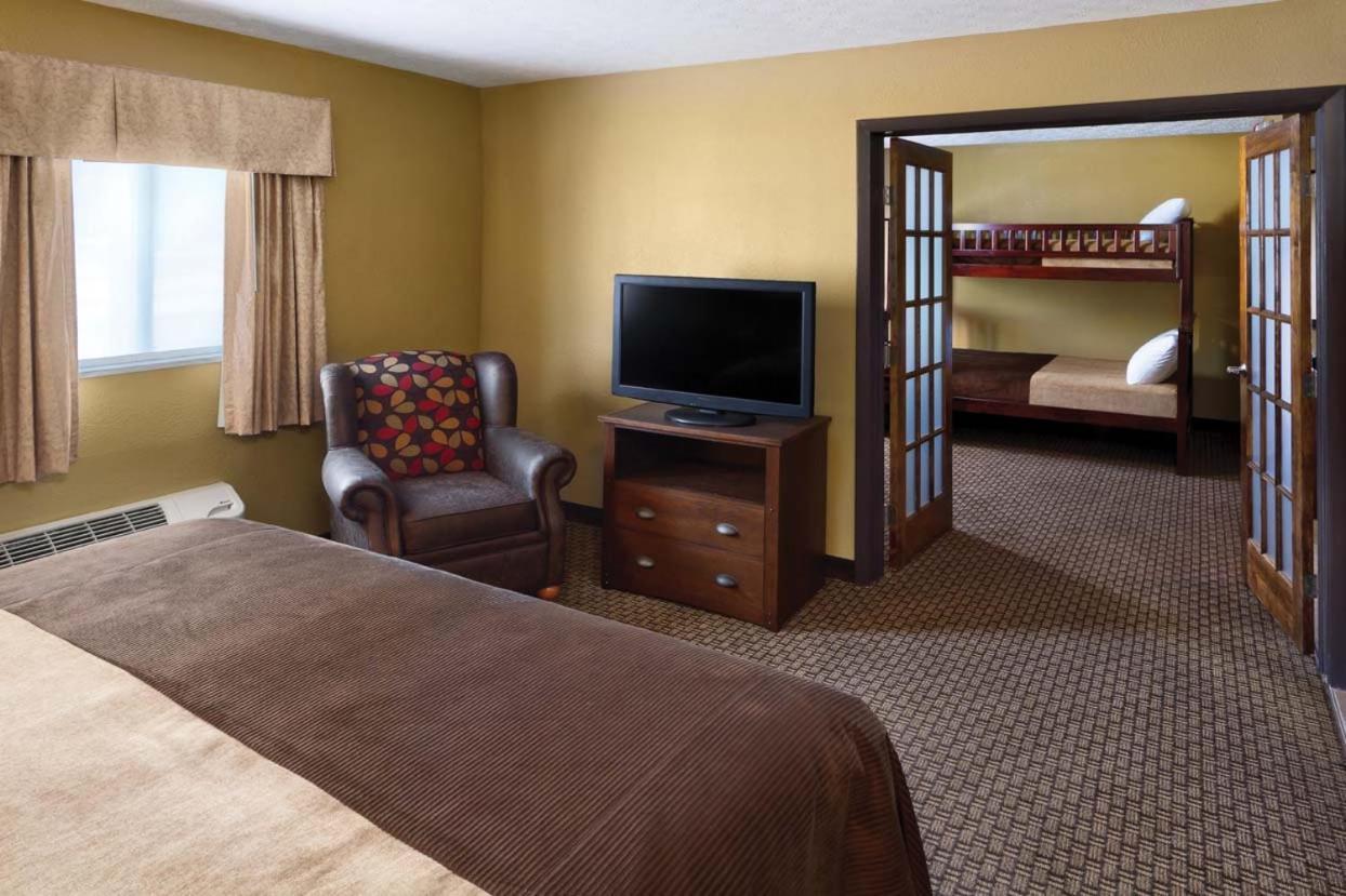 Burr Oak Lodge And Conference Center Glouster Extérieur photo
